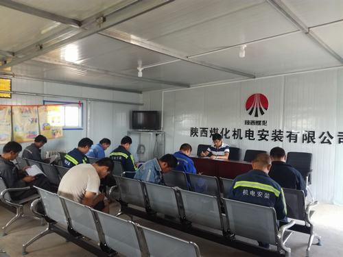 機電安裝公司小保當(dāng)項目部為職工烹飪安全“雙餐”