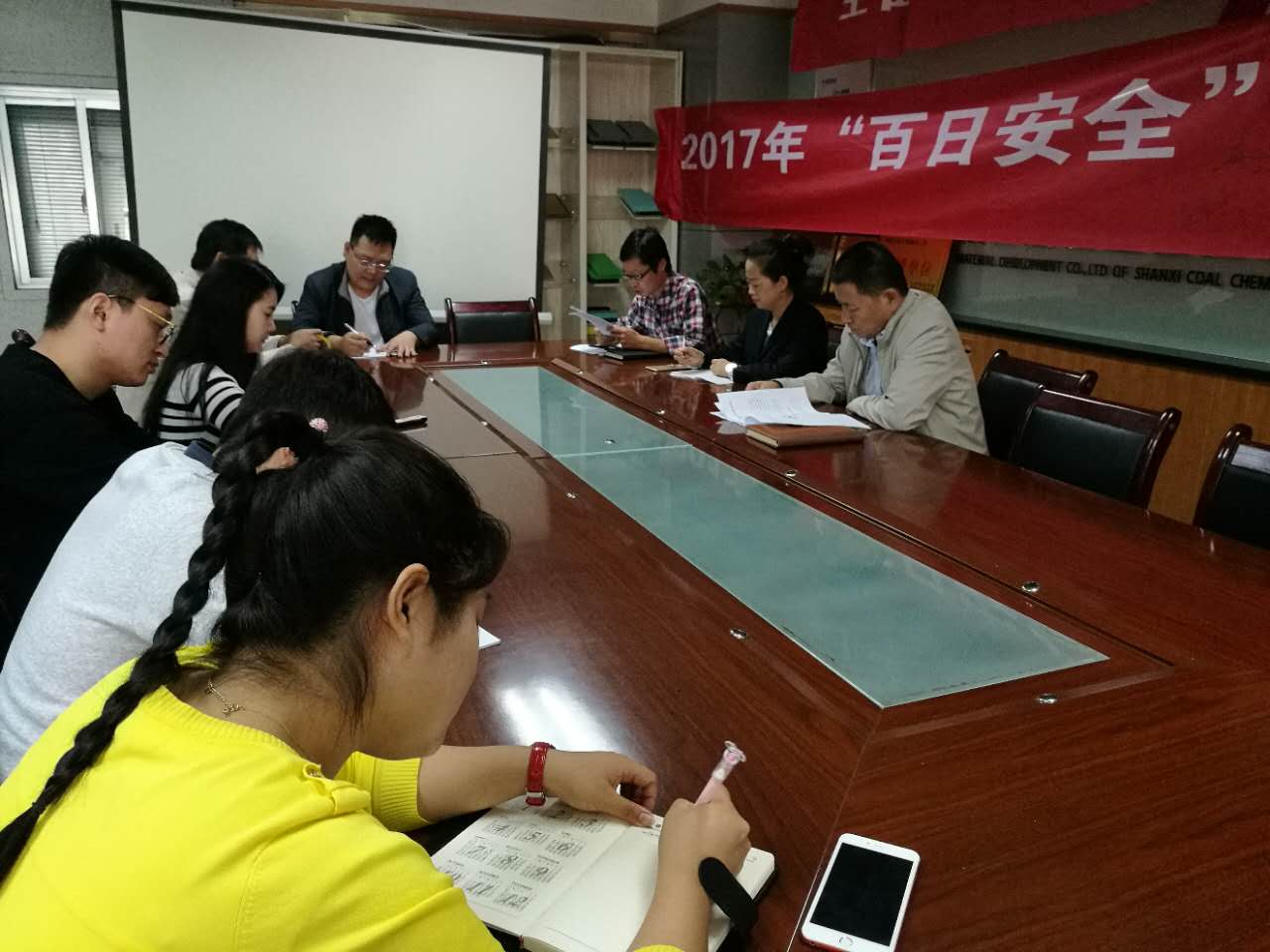 地基分公司認真?zhèn)鬟_學習建設集團干部大會精神