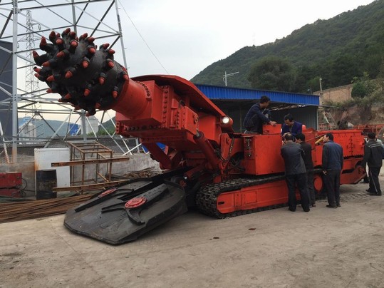 礦建三公司雙龍項目部 EBZ-230掘進機順利入井