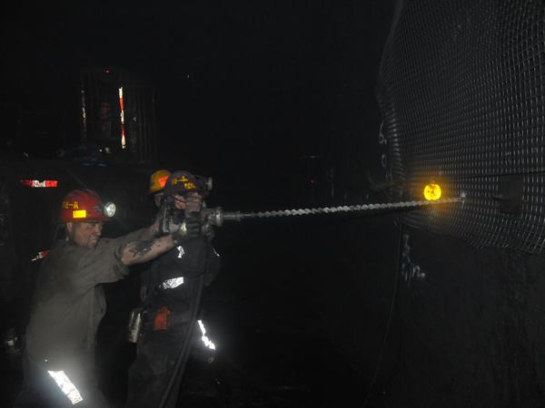 掘進公司推進百日安全活動“穩(wěn)、準、狠”