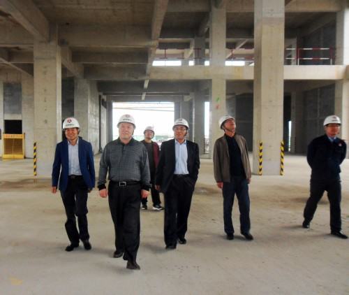 陜煤集團(tuán)總經(jīng)理助理、建設(shè)集團(tuán)聯(lián)合黨委書記、董事長寧興剛“雙節(jié)”期間深入澄合分公司中科遙感工地慰問施工一線的干部職工