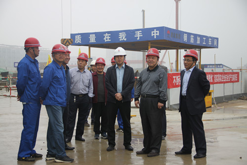 陜煤集團(tuán)總經(jīng)理助理、建設(shè)集團(tuán)聯(lián)合黨委書記、董事長寧興剛一行蒞臨天工公司陜煤研究院西安總部工地視察指導(dǎo)工作