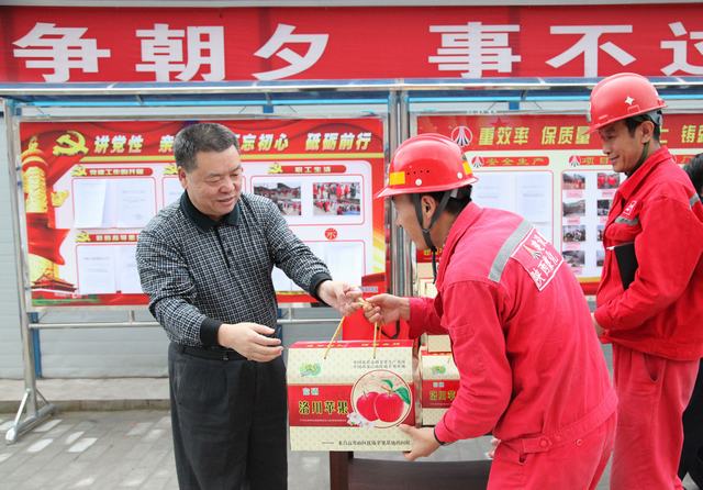 陜煤集團(tuán)總經(jīng)理助理、建設(shè)集團(tuán)聯(lián)合黨委書記、董事長寧興剛一行深入礦建二公司冶坪項目部慰問一線職工