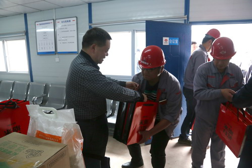 陜煤集團(tuán)總經(jīng)理助理、建設(shè)集團(tuán)聯(lián)合黨委書記、董事長寧興剛一行深入基層慰問一線員工