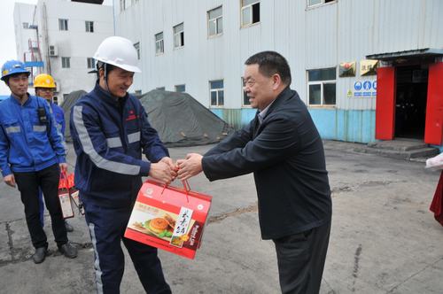 陜煤集團(tuán)總經(jīng)理助理、建設(shè)集團(tuán)聯(lián)合黨委書記、董事長寧興剛一行節(jié)日期間深入洗選煤運營公司基層慰問一線員工