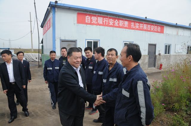陜煤集團(tuán)總經(jīng)理助理、建設(shè)集團(tuán)聯(lián)合黨委書記、董事長寧興剛一行深入掘進(jìn)公司紅柳林項目部走訪慰問