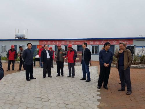 陜煤集團(tuán)總經(jīng)理助理、建設(shè)集團(tuán)聯(lián)合黨委書記、董事長寧興剛一行蒞臨韓城分公司榆北煤業(yè)公司小保當(dāng)?shù)V施工現(xiàn)場和大家一起過中秋