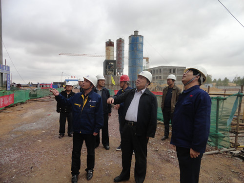 陜煤集團(tuán)總經(jīng)理助理、建設(shè)集團(tuán)聯(lián)合黨委書記、董事長寧興剛一行中秋節(jié)深入曹家灘項目工地視察慰問