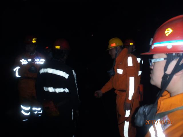 掘進(jìn)公司百米井下現(xiàn)場(chǎng)會(huì)找問題 定標(biāo)準(zhǔn) 鼓士氣