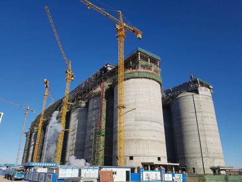 韓城分公司小保當(dāng)選煤廠塊煤倉(一標(biāo)段)、最終篩分車間工程順利封頂