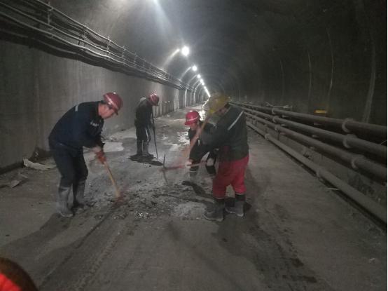 礦建三公司曹家灘項(xiàng)目部多管齊下“抓安全 促生產(chǎn)”