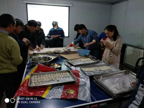 洗選煤運(yùn)營公司:為職工包上冬至暖心餃子