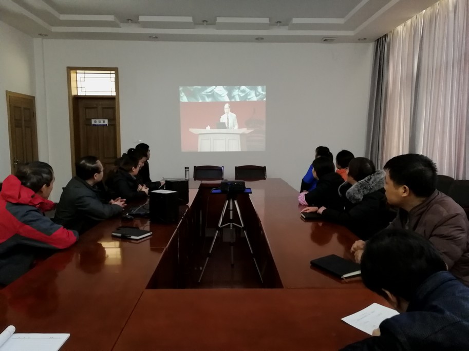 礦建三公司機(jī)關(guān)干部員工集中觀看視頻講座《不忘初心 方得始終》