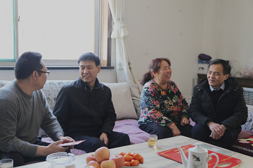 建設(shè)集團(tuán)聯(lián)合黨委副書記、紀(jì)委書記、工會主席侯本英走訪慰問機(jī)電安裝公司困難職工