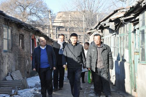 建設(shè)集團(tuán)聯(lián)合黨委副書記、紀(jì)委書記、工會主席侯本英 為韓城分公司困難職工送來春節(jié)祝福