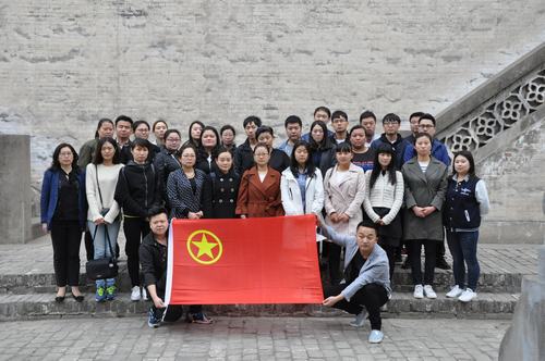 韓城分公司開展“緬懷革命先烈、弘揚(yáng)愛國主義精神”團(tuán)員青年掃墓活動(dòng)