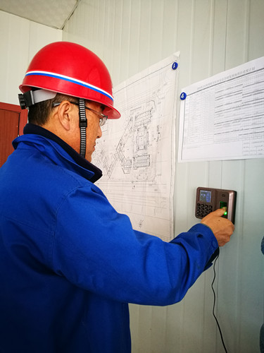 天工公司土建十五部啟用指紋打卡機 規(guī)范上班考勤管理