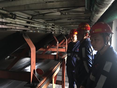 洗選煤運(yùn)營(yíng)公司檸條塔運(yùn)營(yíng)項(xiàng)目部機(jī)電運(yùn)輸安全生產(chǎn)專(zhuān)項(xiàng)活動(dòng)正在進(jìn)行中