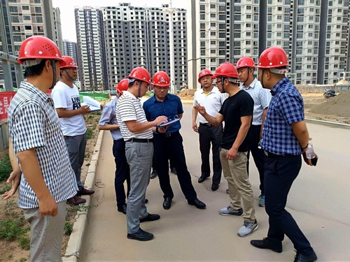 王明智深入銅煤1#、2#號(hào)小區(qū)施工現(xiàn)場檢查指導(dǎo)工作