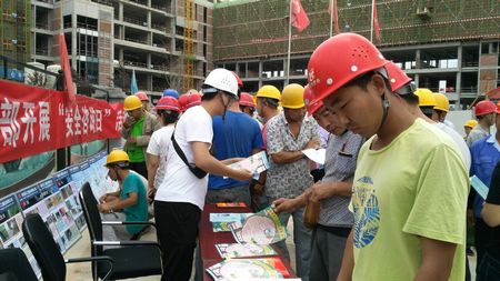 陜煤建設天工公司開展安全生產(chǎn)月咨詢活動為安全生產(chǎn) “充電”