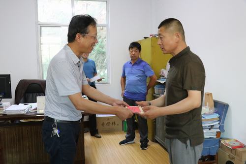 陜煤建設(shè)澄合分公司慰問幫扶讓困難黨員暖融融