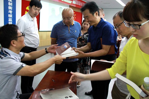 陜煤建設(shè)公司“慶七一?憶黨史”暨付增戰(zhàn)簽名贈(zèng)書(shū)活動(dòng)圓滿成功