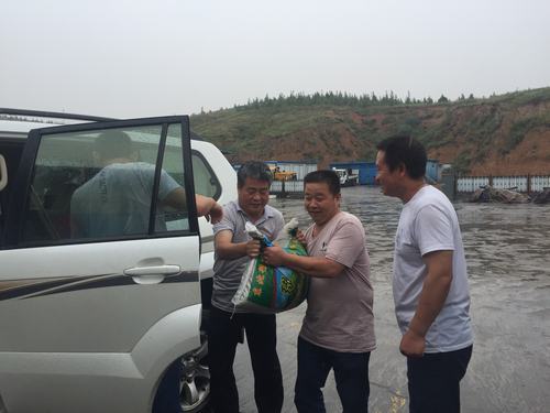 陜煤建設(shè)掘進(jìn)公司:送清涼 送一份誠(chéng)摯的關(guān)懷