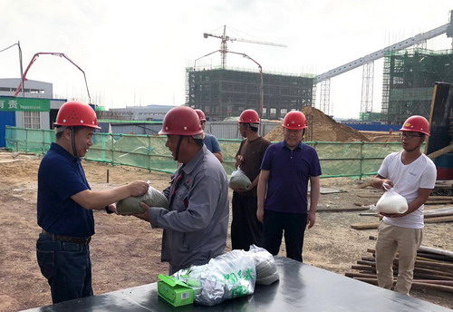 陜煤建設(shè)銅川公司:炎炎夏日送清涼 絲絲關(guān)愛(ài)寄深情