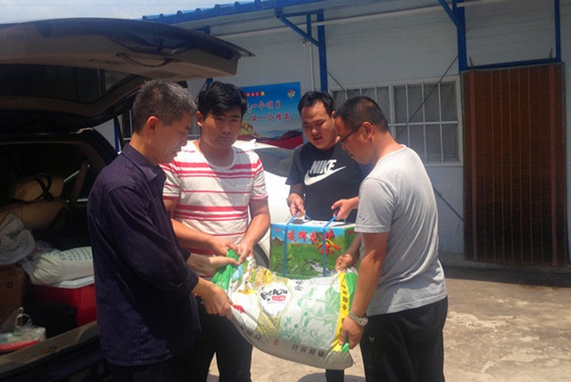 炎炎夏日送清涼 濃濃關(guān)愛(ài)沁人心