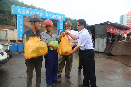 炎夏送清涼 關(guān)懷入心田
