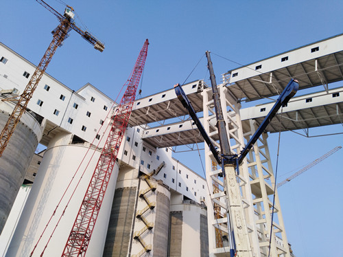 陜煤建設(shè)天工公司土建二部小保當選煤廠最終篩分車間至塊煤倉2#棧橋順利吊裝