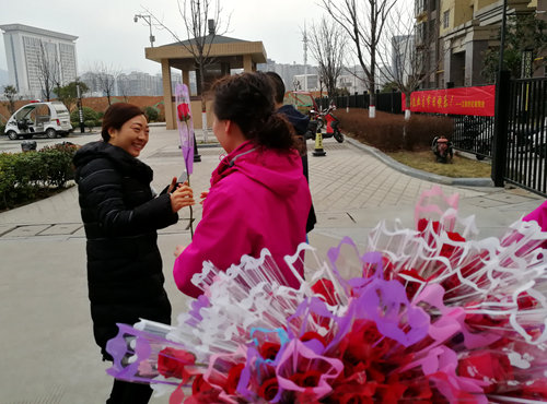 陜煤建設(shè)公司：江南世紀(jì)城小區(qū)慶“三八”為女業(yè)主贈(zèng)花送祝福