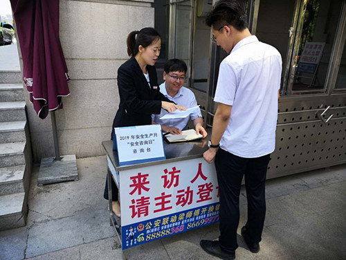 陜煤建設(shè)物資公司“安全咨詢?nèi)铡毙麄骰顒?dòng)進(jìn)社區(qū)