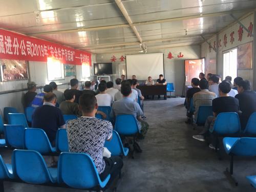 陜煤建設(shè)掘進(jìn)公司:安全咨詢?nèi)赵谛袆?dòng)