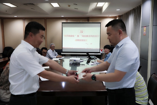 亮身份,陜煤建設(shè)路橋分公司黨員干部在行動(dòng)!