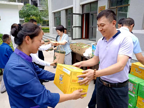 陜煤建設(shè)公司：高溫慰問(wèn)送清涼，防暑降溫暖人心