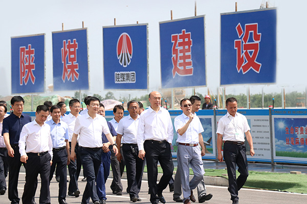 陜西省委副書記、省長(zhǎng)劉國中一行深入陜煤建設(shè)渭南分公司南京金龍電動(dòng)車項(xiàng)目視察工作