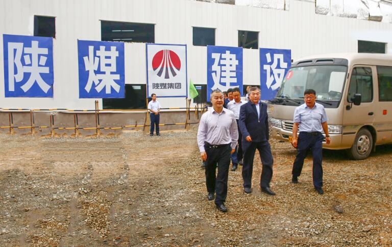 陜西省國資委黨委書記鄒展業(yè)、黨委副書記郁偉、陜煤集團(tuán)黨委書記、董事長(zhǎng)楊照乾一行慰問陜煤建設(shè)天工公司項(xiàng)目部