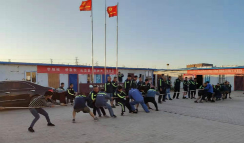 陜煤建設(shè)機(jī)電安裝公司曹家灘項(xiàng)目部拔河比賽豐富職工文化活動(dòng)