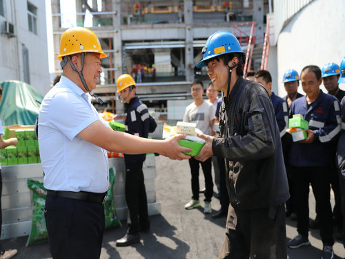 陜煤建設(shè)洗選煤運(yùn)營公司:開展“夏日送清涼”活動