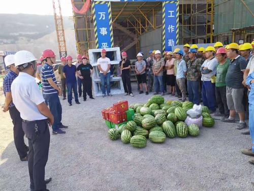 陜西環(huán)保固體廢物處置利用有限公司深入銅煤公司承建的固廢預(yù)處理項(xiàng)目開展“送清涼”活動(dòng)