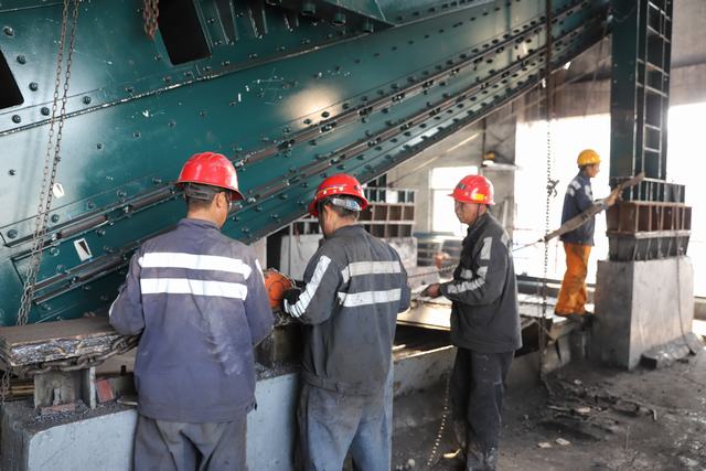 陜煤建設(shè)洗選煤運營公司紅柳運營項目部順利完成弛張篩更換及調(diào)試工作