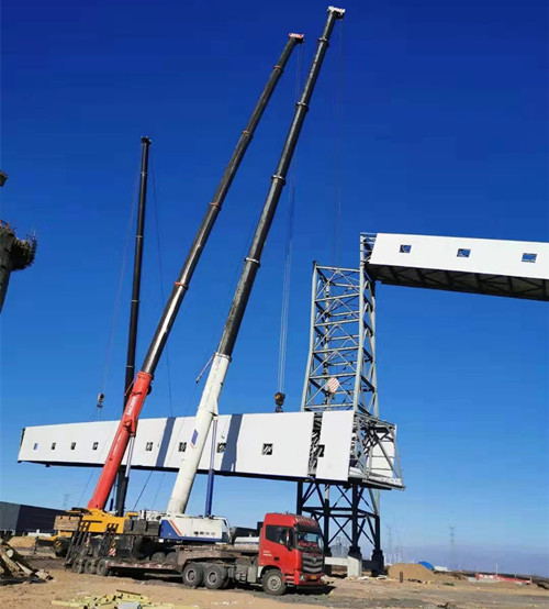 陜煤建設(shè)天工公司承建的大保當(dāng)清水煤炭集運(yùn)站轉(zhuǎn)載點(diǎn)至落煤筒棧橋順利吊裝