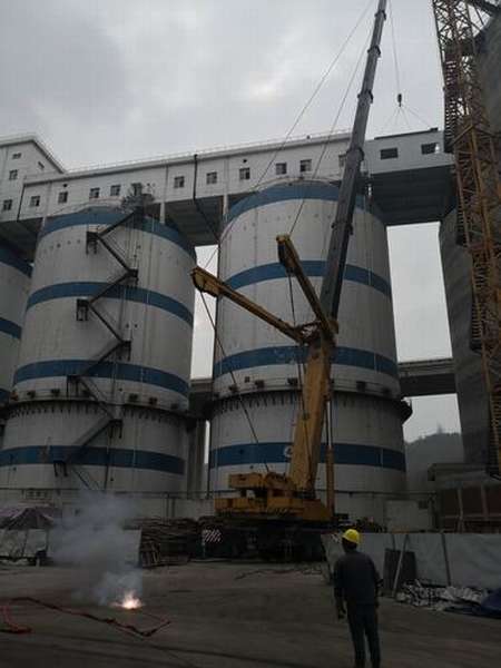 陜煤建設(shè)澄合分公司第三項(xiàng)目部承建的胡家河新增混煤倉(cāng)鋼結(jié)構(gòu)吊裝工程順利完成