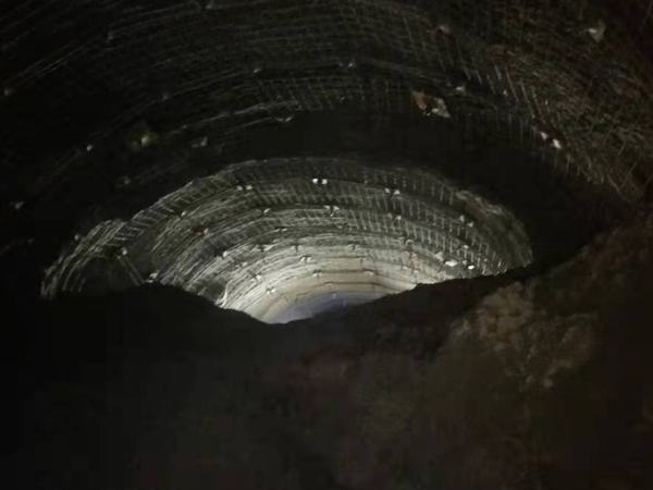 陜煤建設礦建二公司小保當二號煤礦2-2煤回風大巷(二)工程(南段)順利貫通