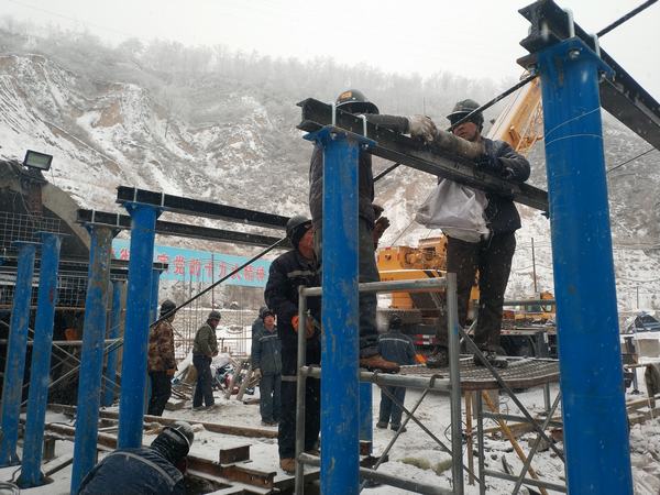 陜煤建設礦建二公司安裝項目部奏響風雪“狂想曲”