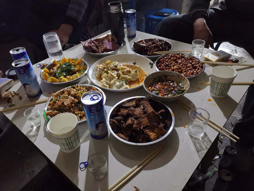 陜煤建設(shè)機(jī)電安裝公司黃陵項(xiàng)目部:工地上的年夜飯
