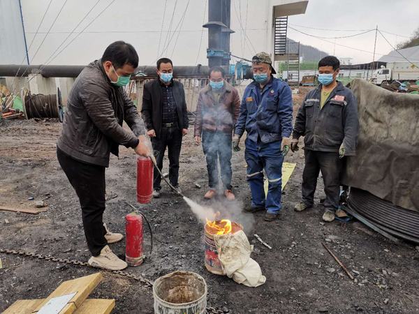 陜煤建設(shè)礦建二公司各項(xiàng)目部開展消防應(yīng)急演練活動(dòng)