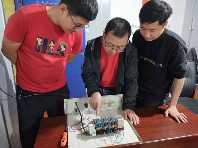 陜煤建設(shè)洗選煤運營公司檸條塔運營項目部:廢舊電箱巧變“練兵場” 導(dǎo)師帶徒實操出奇招