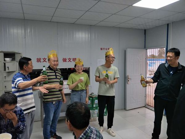 陜煤建設(shè)渭南分公司南京金龍項目部生日party正在進行時